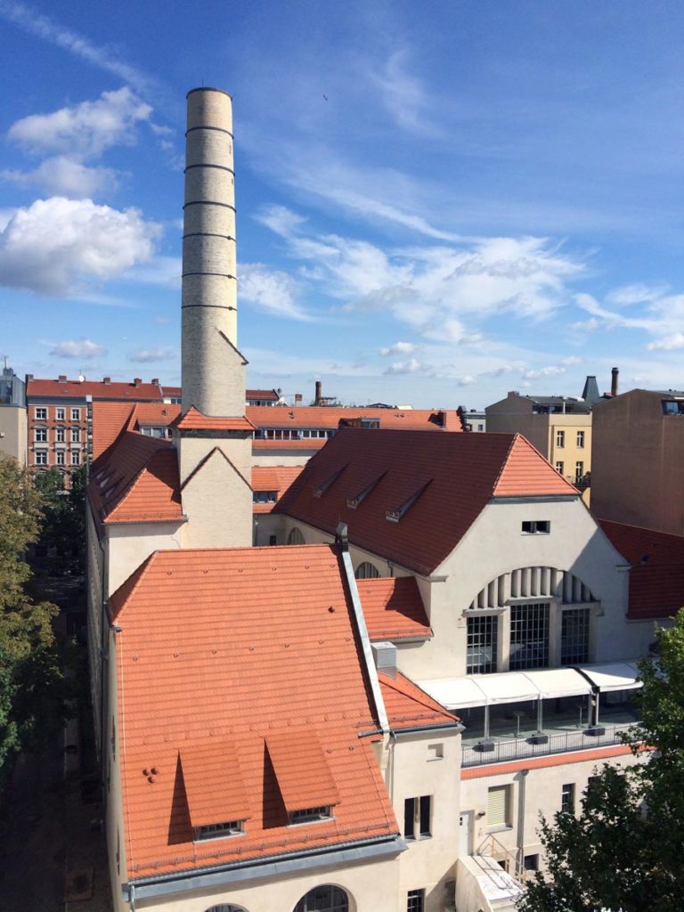Blick auf Hotel Oderberger Straße und altes Stadtbad, gegenüber vom Wandbild