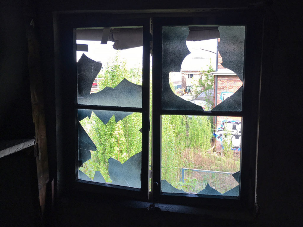 [:de]Various & Gould: Broken Windows in Arbeit @ Modersohnstraße 33, Berlin 2018[:en]Various & Gould: Broken Windows in process @ Modersohnstreet 33, Berlin 2018[:]
