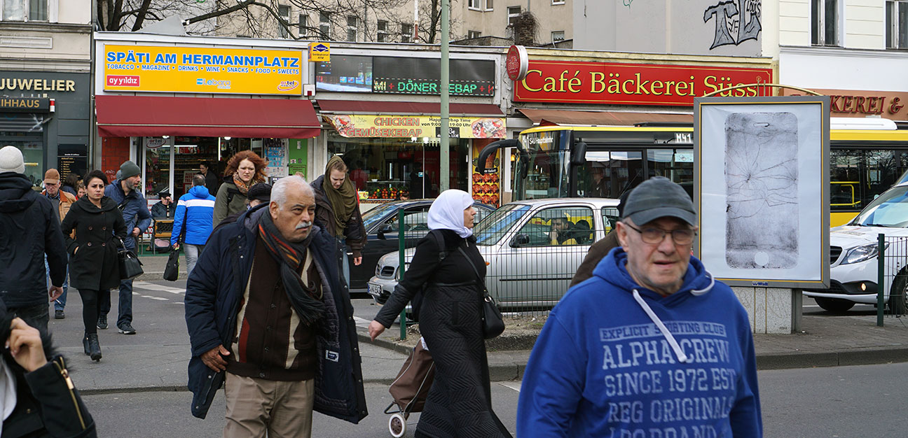 [:de]Various & Gould: Broken Screens, urbane Intervention, Berlin 2019[:en]Various & Gould: Broken Screens, urban intervention, Berlin 2019[:]